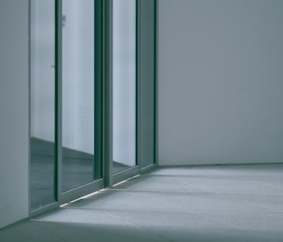 Ventanal de aluminio con cristal en una vivienda luminosa