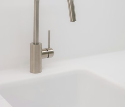 Grifería moderna instalada sobre un lavabo