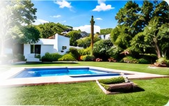 Jardín cuidado con césped verde y piscina